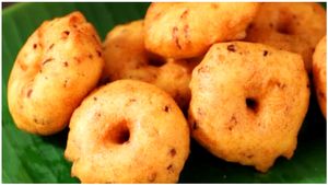 ಹೋಟೆಲ್ ಸ್ಟೈಲ್‌ನ ದೊಡ್ಡ ಉದ್ದಿನ ವಡೆ ಮಾಡಿ ನೋಡಿ..! ಇಲ್ಲಿದೆ ರೆಸಿಪಿ