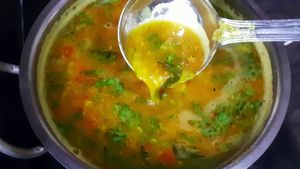 ಉಡುಪಿ ಶೈಲಿಯ ಹೆಸರು ಬೇಳೆ ಕಟ್ಟು ಸಾರು ಇದ್ದರೆ  ಊಟ ಬಲು ರುಚಿ