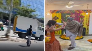  ಬೆಂಗಳೂರು ಟ್ರಾಫಿಕ್‌ನಲ್ಲಿ  ಸಿಂಗಲ್‌ ವ್ಹೀಲ್‌ ರೈಡ್‌, ಮೊಮ್ಮಗಳ ಮದುವೆಯಲ್ಲಿ ಸಕತ್‌ ಸ್ಟೆಪ್ಸ್:ವೈರಲ್ ವೀಡಿಯೋ