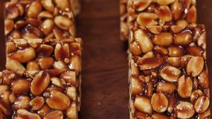 ಶೇಂಗಾ ಮಿಠಾಯಿ ಚಿಕ್ಕಿ ಮನೆಯಲ್ಲೇ ಮಾಡಿ ನೋಡಿ! ಎಷ್ಟು ಸುಲಭ ಗೊತ್ತಾ?