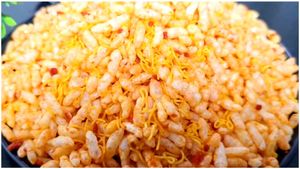 ಮಳೆಗಾಲಕ್ಕೆ ಬೆಸ್ಟ್ ಟೇಸ್ಟ್ ನೀಡುವ ಬೆಳ್ಳುಳ್ಳಿ ಖಾರದ ಚುರುಮುರಿ! ಮಾಡೋದು ಎಷ್ಟು ಸುಲಭ ಗೊತ್ತಾ?