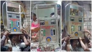 ದೇವಾಲಯಕ್ಕೆ 10 ಕೆ.ಜಿ ಬೆಳ್ಳಿ ಪೆಟ್ರೋಲ್ ಪಂಪ್ ನೀಡಿದ ಭಕ್ತ..! ಏಕೆ ಗೊತ್ತಾ?