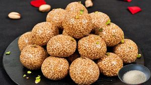 ಎಳ್ಳು ಲಡ್ಡು ತಿಂದ್ರೆ ಸಾಕು! ಮೂಳೆಗಳು ಸ್ಟ್ರಾಂಗ್ ಆಗಲು ಔಷಧಿ ಬೇಕಾಗಿಲ್ಲ.. ಮಾಡೋದು ಹೇಗೆ?