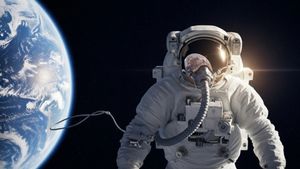 ಬಾಹ್ಯಾಕಾಶದಲ್ಲಿದ್ದೇನೆ ಆಮ್ಲಜನಕ ಬೇಕೆಂದು ವೃದ್ಧೆಗೆ 5.5 ಲಕ್ಷ ವಂಚಿಸಿದ ವ್ಯಕ್ತಿ!!