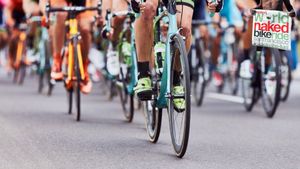 ಬಟ್ಟೆ ಇಲ್ಲದೆ ಬೈಕ್ ಸವಾರಿ.. ಗಂಡಸರ ಜೊತೆ ಹೆಂಗಸರು ನಗ್ನವಾಗಿ ಬೈಕ್ ರೈಡ್! ವಿಡಿಯೋ ನೋಡಿ