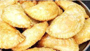 ಉತ್ತರ ಕರ್ನಾಟಕದ ರುಚಿ ರುಚಿಯ ಕರ್ಜಿಕಾಯಿ ತಿಂಡಿ! ಬಾಯಿ ರುಚಿ ಹೆಚ್ಚಿಸುವ ಸ್ವೀಟ್!