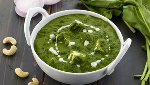 ಢಾಬಾದಲ್ಲಿ ನೀಡುವ ಬೆಣ್ಣೆಯಂತಾ ಆಲೂ ಪಾಲಕ್ ಗ್ರೇವಿ ಮಾಡೋದು ಹೇಗೆ? ಇಲ್ಲಿದೆ ಟ್ರಿಕ್ಸ್