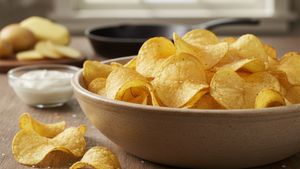 ಈ ಟ್ರಿಕ್ ಬಳಸಿ ಮಾಡಿ ಗರಿಗರಿ ಆಲೂ ಚಿಪ್ಸ್! ಬಿಳಿಯಾಗಿ ಬರಲು.. ವರ್ಷವಿಡೀ ಕೆಡದಂತೆ ಇಡೋದು ಹೇಗೆ?