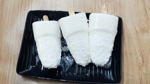 வெறும் 3 பொருள் இருந்தா போதும்.. குளுகுளு-ன்னு சூப்பரான குச்சி ஐஸ் செய்யலாம்.. எப்படி-ன்னு பாருங்க..