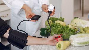 உயர் இரத்த அழுத்தம் இருக்கா? அப்ப அமெரிக்க டாக்டர் சொல்ற இந்த 5 உணவுகளை அடிக்கடி சாப்பிடுங்க..