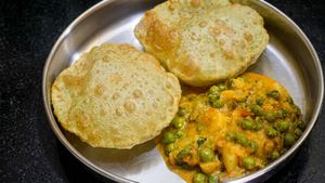 பச்சை பட்டாணி பூரியும்.. உருளைக்கிழங்கு மசாலாவும்..- எப்படி செய்றது-ன்னு பாத்து செஞ்சு பாருங்க.. 