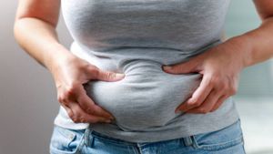 பெண்களே! தொப்பை குறையணுமா? அப்ப இந்த ஃபிட்னஸ் கோச் சொல்ற 5 உடற்பயிற்சியை வீட்லயே செய்யுங்க..