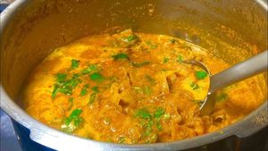 முட்டைக்கோஸை வழக்கமான பொரியல் செய்யாம இந்த மாதிரி கார குழம்பு செஞ்சு பாருங்க - சூப்பரா இருக்கும்