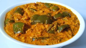 சப்பாத்திக்கு அட்டகாசமாக இருக்கும் வேர்க்கடலை குடைமிளகாய் குருமா - இந்த ஸ்டைலில் செஞ்சு பாருங்க 