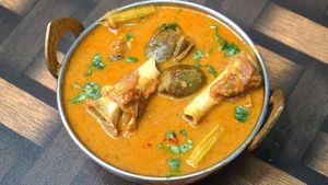 கறிவிருந்து ஸ்டைல் மட்டன் எலும்பு குழம்பு ரெசிபி - இப்படி செஞ்சு பாருங்க -  டேஸ்ட் அட்டகாசமா இருக்கும்