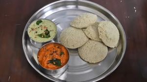பச்சை பயறு இட்லியும், கார மற்றும் தேங்காய் மல்லி சட்னியும்.. - எப்படி செய்றதுன்னு பாத்து ட்ரை பண்ணுங்க.. 