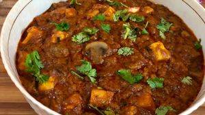 சப்பாத்திக்கு ஏற்ற காளான் பன்னீர் கடாய் மசாலா - சிம்பிளா எப்படி செய்யணும்?