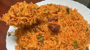 சில்லி கார்லிக் ப்ரைடு ரைஸ் ரெசிபி - இந்த மாதிரி ட்ரை பண்ணி பாருங்க - ஹோட்டலில் சாப்பிடுற மாதிரி இருக்கும்