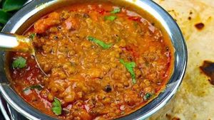 சப்பாத்தி, பூரிக்கு அட்டகாசமா இருக்கும் கோலாப்பூரி பச்சை பயறு குருமா ரெசிபி - ட்ரை பண்ணி பாருங்க 