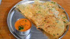 ஹோட்டல் ஸ்டைல் ரவா தோசையும், தக்காளி சட்னியும் - எப்படி செய்றதுன்னு பாத்து ட்ரை பண்ணுங்க..