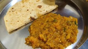 சப்பாத்திக்கு எப்பவும் ஒரே சைடு டிஷ் செய்யாம.. ஒருவாட்டி இந்த பரங்கிக்காய் கிரேவி செய்யுங்க.. அள்ளும்..