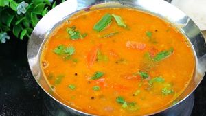 வீட்டுல காய்கறி இல்லையா? தக்காளி மட்டும் இருக்கா? அப்ப இப்படி சாம்பார் செய்யுங்க.. எல்லாத்துக்கும் அள்ளும்..