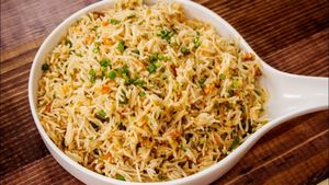 சிங்கப்பூர் வெஜ் ப்ரைடு ரைஸ் ரெசிபி - இந்த மாதிரி ரைஸ் செஞ்சா இனிமே ஹோட்டல் பக்கமே போகமாட்டிங்க 