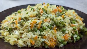 முட்டைக்கோஸை வழக்கமான பொரியல் செய்யாம இந்த மாதிரி கதம்ப பொரியல் செய்யுங்க - டாப்பா இருக்கும் 