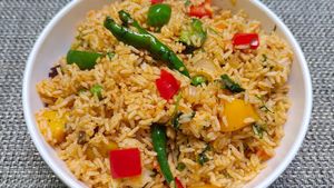 ஆந்திரா ஸ்டைல் குடைமிளகாய் தக்காளி சாதம் ரெசிபி - ஒருதடவை செஞ்சு பாருங்க - பிரியாணி மாதிரி இருக்கும் 