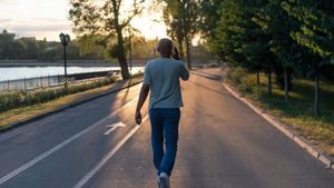 రోజూ 10 వేల అడుగులు పూర్తి చేయాలంటే ఎన్ని కిలోమీటర్లు నడవాలి? ఎన్ని కేలరీలు కరుగుతాయి?