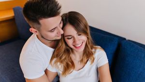 ఆమె మిమ్మల్ని ఇష్టపడుతుందా? ఈ ఐదు సిగ్నల్స్ ఇస్తే ఆమె పడిపోయినట్లే!