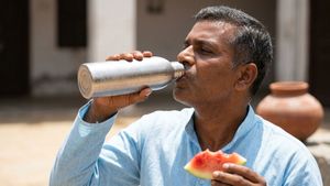 40 డిగ్రీల ఎండలు: డీహైడ్రేషన్ బారిన పడకుండా ఉండాలంటే ఇవి తప్పనిసరి!