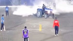 చీఫ్ గెస్ట్‌ గా పిలవలేదని.. క్రికెట్ పిచ్‌ ను ట్రాక్టర్‌తో దున్నేసిన పొలిటికల్ లీడర్..వీడియో చూడండి