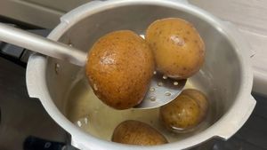 బంగాళదుంపలు ఉడకబెట్టేటప్పుడు ఈ చిన్న ట్రిక్స్ పాటిస్తే.. రుచి అదుర్స్!