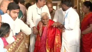 116 ఏళ్ల వయసులో కాలినడకన తిరుమల కొండకి.. వీఐపీ దర్శనంతో బామ్మకి అరుదైన గౌరవం.!