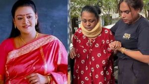 ప్రాణాల మీదకు తెచ్చిన మొబైల్ పిచ్చి.. షకీలాకు మెడ సర్జరీ, కారణం తెలిస్తే షాక్!