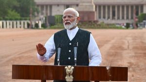 76 ఏళ్ల వయస్సులో కూడా ఫిట్ నెస్ లో యువతతో పోటీ..మోదీ నుంచి నేర్చుకోవాల్సిన  రోజువారీ పనులివే