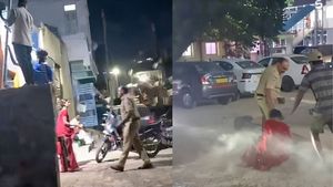 హైదరాబాద్ లో పోలీస్ పైశాచికత్వం: మహిళను కొట్టి, జుట్టు పట్టుకుని ఈడ్చుకెళ్లి..వీడియో చూడండి