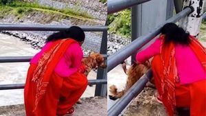 మనిషివా.. మృగానివా? బతికున్న కుక్కను నదిలోకి విసిరేసిన మహిళ..వీడియో చూడండి
