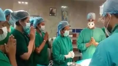 सर्जरी से पहले डॉक्टरों ने किया ऑपरेशन थ‍ियेटर में धन्वंतरि स्तोत्र का पाठ, Video हुआ Viral 