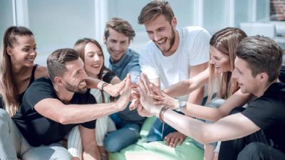 Friendship Day Wishes For Office Friends: जो टॉक्सिक बॉस से बचाएं, ऐसे यारों के लिए तालियां हो जाएं