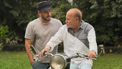 Salim Khan की बिगड़ी तबीयत, ICU में हुए भर्ती, जानें कितनी संपत्ति के मालिक हैं Salman Khan के पिता