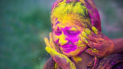 Holi 2026 Skin Care: होली खेलने से पहले चेहरे पर लगाएं ये 5 चीजें, रंगों का नहीं होंगे स्किन पर कोई असर