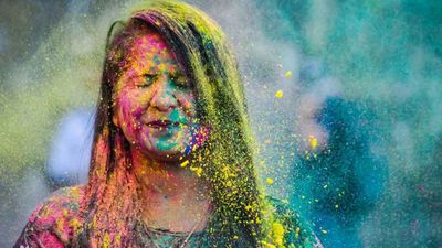 Holi 2026: चेहरे से होली के जिद्दी रंग छुड़ाने के लिए अपनाएं ये 5 घरेलू उपाय, त्वचा को नहीं होगा नुकसान