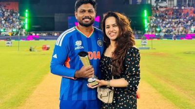 कौन हैं संजू सैमसन की पत्नी चारुलता रमेश? टी20 वर्ल्ड कप जीत के बाद क्रिकेटर ने लिखा भावुक पोस्ट