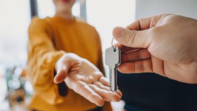 Astro Tips: भूलकर भी किसी को सीधे हाथ में न दें ये 5 चीजें, वरना खत्म हो जाएगी घर की खुशहाली