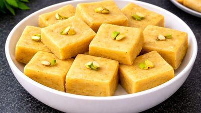 ಗ್ಯಾಸ್ ಹಚ್ಚೋದೆ ಬೇಡ; ಸುಲಭವಾಗಿ ಮಾಡಿ ಈ ಅದ್ಭುತ ರುಚಿಯ ಸ್ವೀಟ್!