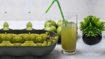 നെല്ലിക്ക ജ്യൂസില്‍ ഒരു നുള്ള് മഞ്ഞള്‍പ്പൊടിയിട്ട് രാവിലെ കുടിക്കാം : ഗുണങ്ങള്‍ ഇതെല്ലാം