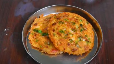 வீட்டுல இட்லி, தோசை மாவு இல்லையா? 1 கப் ரவை இருந்தா.. இப்படி பன் தோசை செஞ்சு சாப்பிடுங்க.. அள்ளும்...