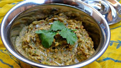 2 கைப்பிடி சின்ன வெங்காயமும், 2 கைப்பிடி கறிவேப்பிலையும் இருந்தா.. சாதத்துக்கு இப்படி செஞ்சு சாப்பிட்டு பாருங்